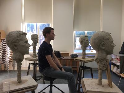 Portret Atelier: Levend Model In Klei