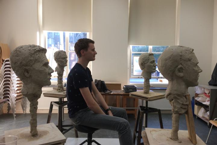Portret Atelier: Levend Model In Klei