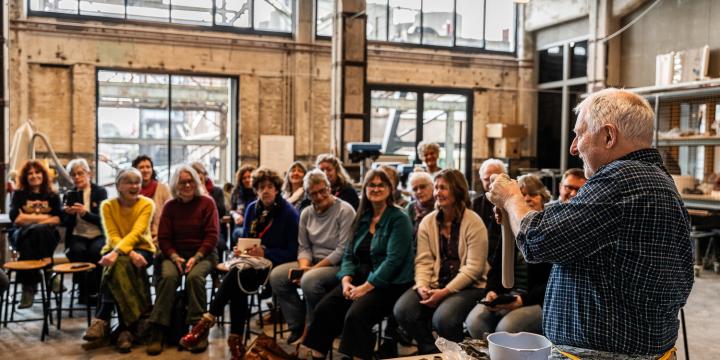 Phoenix Cultuur blikt terug op uniek zoutstookweekend met internationaal keramist Richard Dewar
