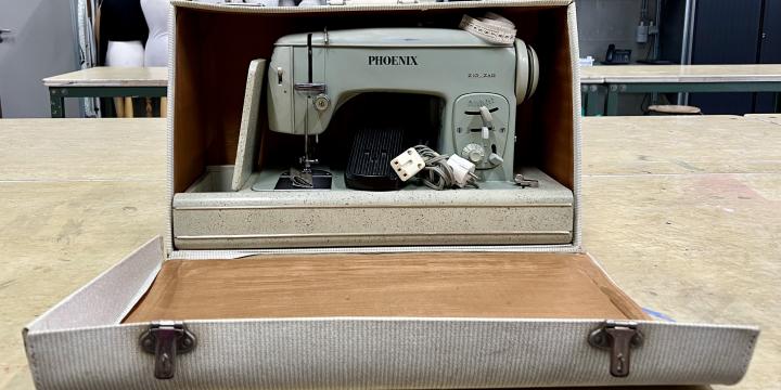 Phoenix naaimachine krijgt ereplaatsje in ons Fashionatelier
