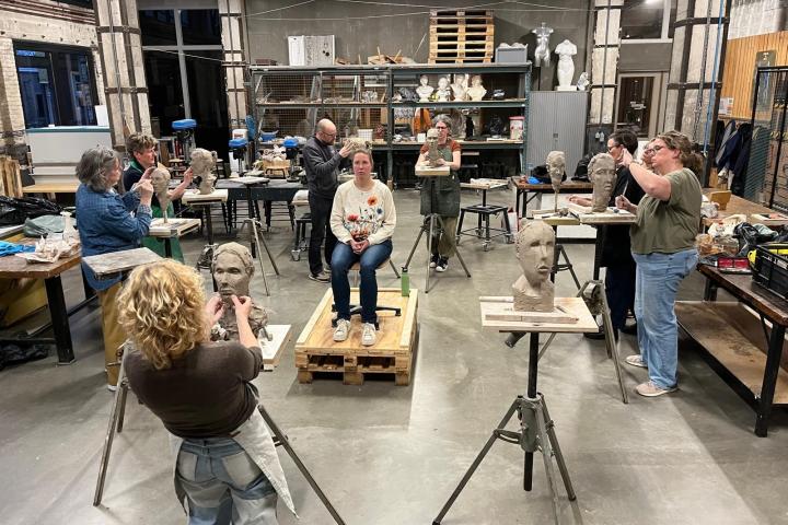 Portret Atelier: Levend Model In Klei
